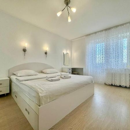 Apartpoltava: Stylish White Apartments with Dual Rooms Exterior photo