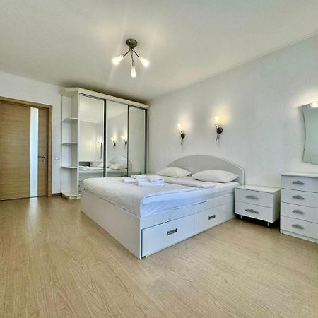 Apartpoltava: Stylish White Apartments with Dual Rooms Exterior photo